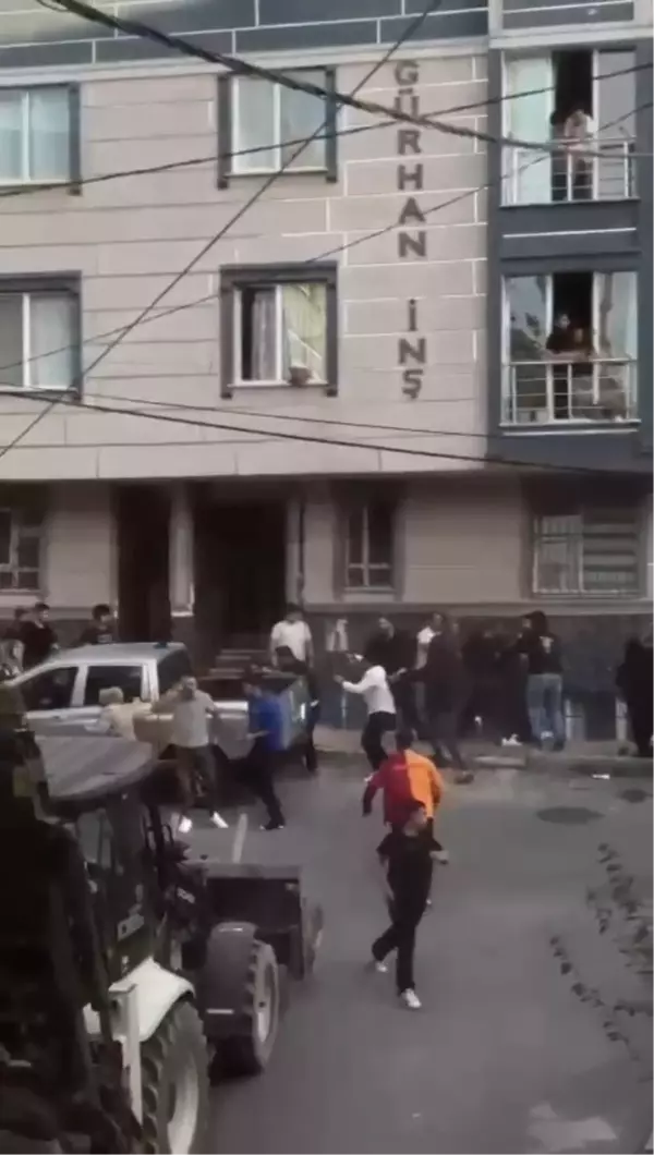 Ceviz kavgasında ortalık savaş alanına döndü; iş makinesiyle kavgaya girdi