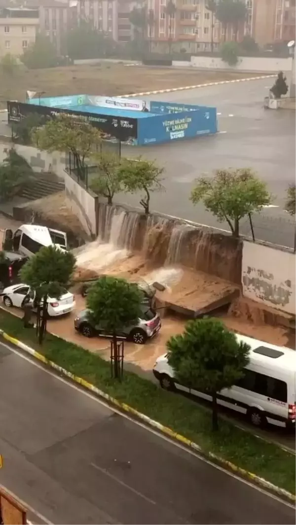 Pendik'te Yağış Nedeniyle İstinat Duvarı Çöktü, Panik Anları Kamerada