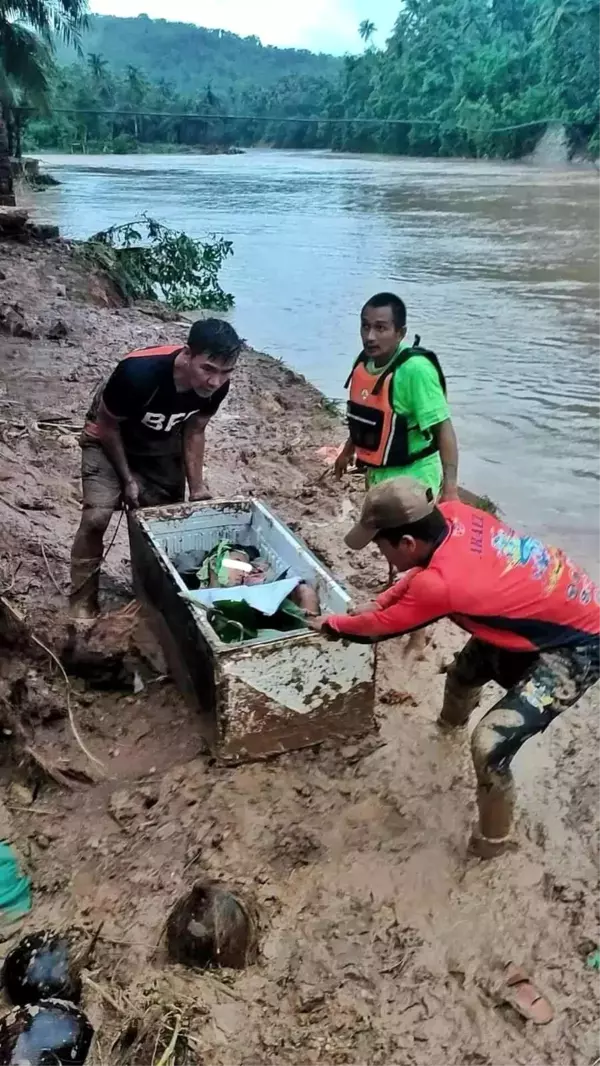 Filipinler'deki heyelandan buzdolabının içine saklanarak kurtulduFilipinli çocuk, 20 saat sonra ekipler tarafından kurtarıldı