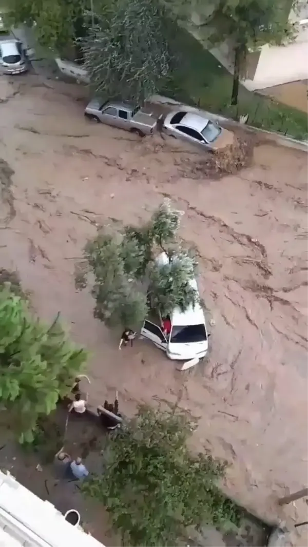 Son dakika haberleri | Mudanya'da bir aile sel sularından son anda kurtarıldı...