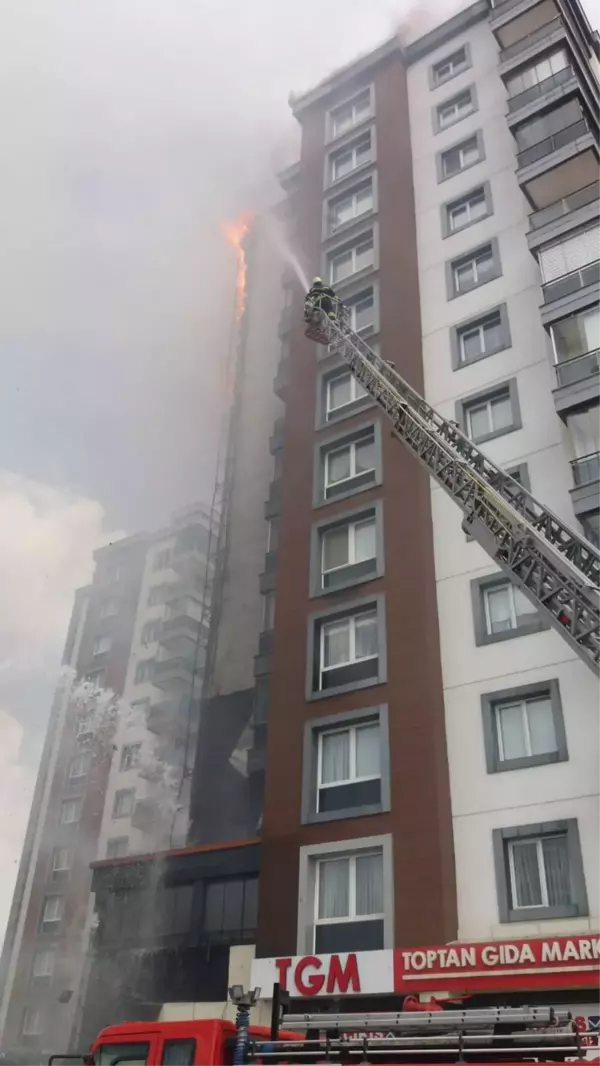 Apartmanın dış cephesinde çıkan yangın hasara yol açtı