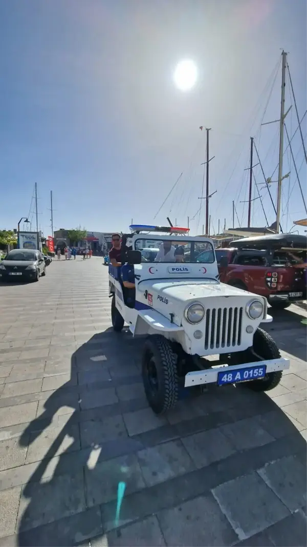 Muğla haberleri: 1954 model araç, yenilenerek Bodrum'da turizm polisinin hizmetine verildi