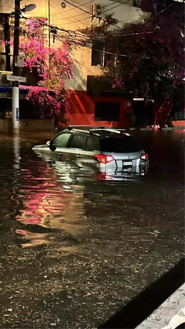 Meksika'yı sel vurdu, yollar sular altında kaldı: 5 ölü