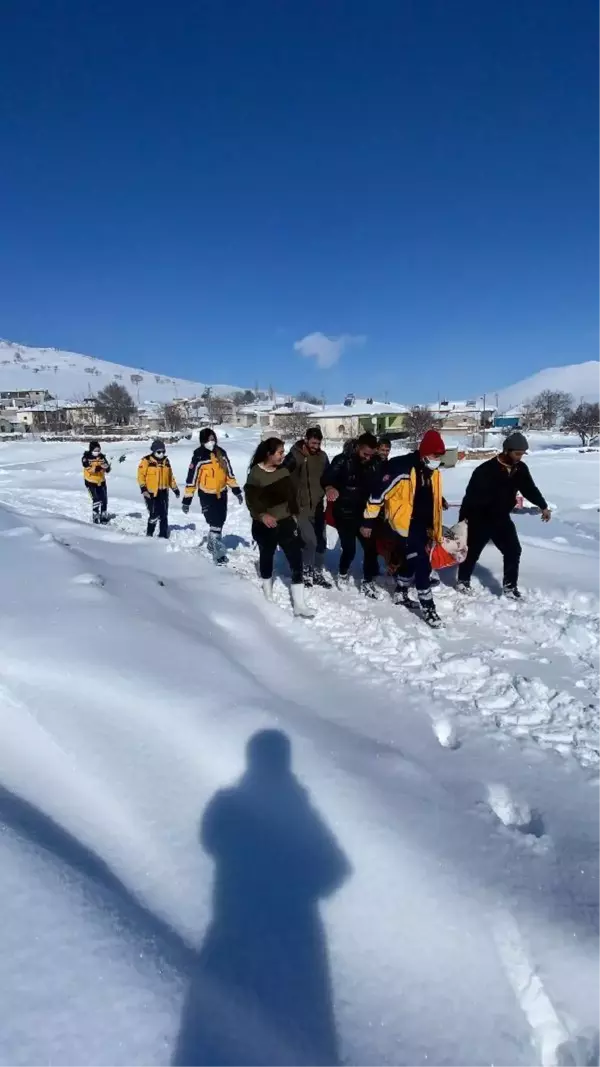 Son dakika gündem: Yol kardan kapanınca sedyeyle 2 kilometre ambulansa taşındı