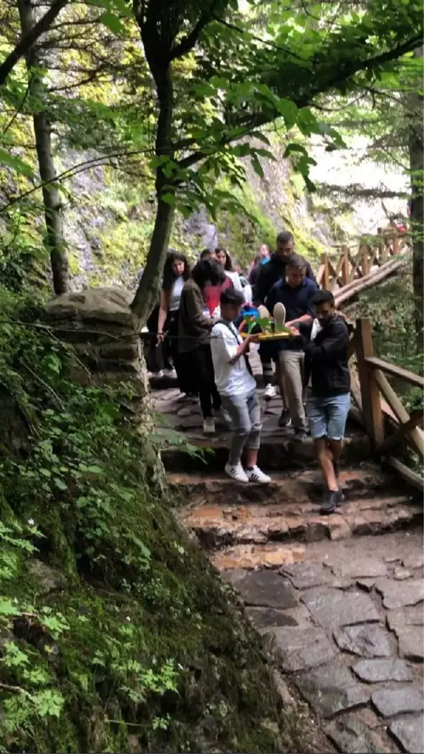 Son dakika haberleri... SÜMELA MANASTIRI'NA GİDİLEN PATİKADA TAŞ DÜŞTÜ; 2 YARALI