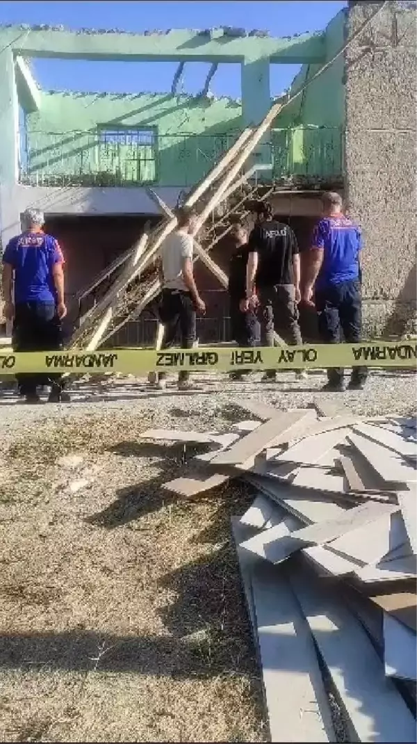 Elazığ'da yıkım sırasında balkon çöktü, 2 işçi yaralandı