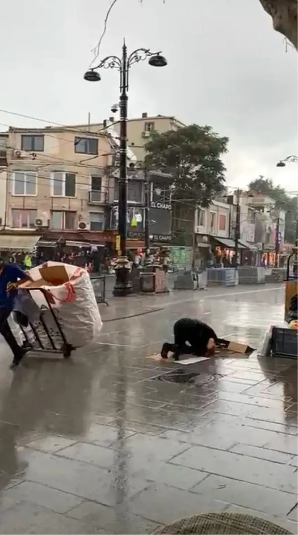 İstanbul'da Sağanak Yağmur Altında Cuma Namazı