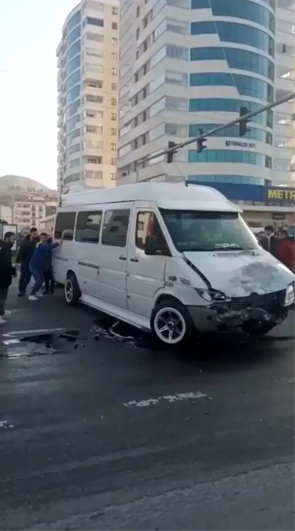 Polis motosikleti ile dolmuşun çarpışma anı kamerada