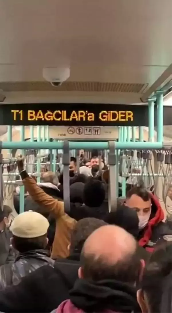 Cevizlibağ'da tramvay içinde tekme tokat kavga kamerada