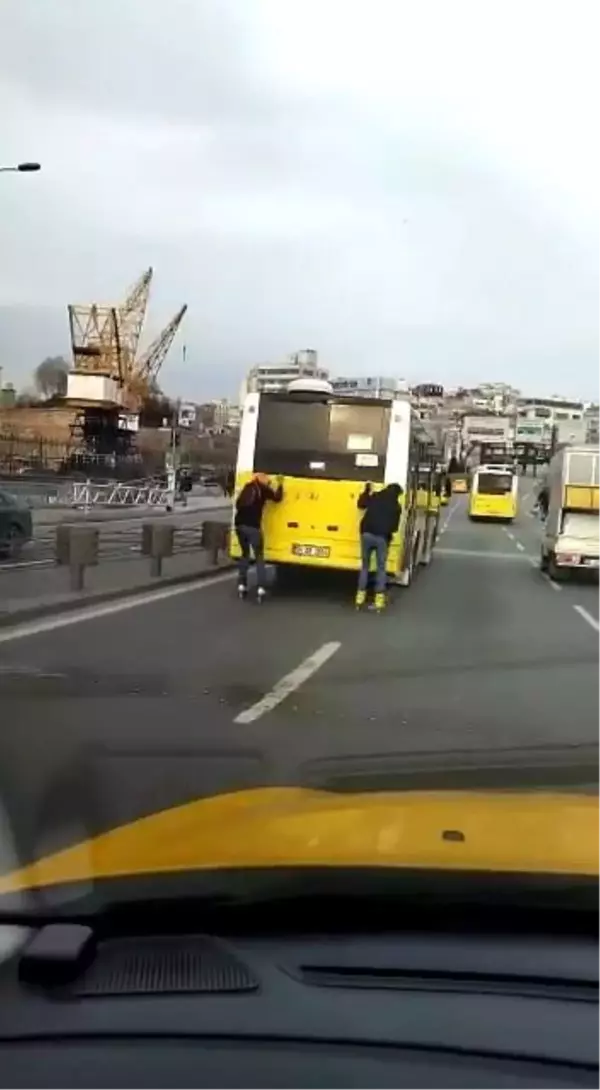 Unkapanı Köprüsü'nde gençlerin tehlikeli yolculuğu kamerada