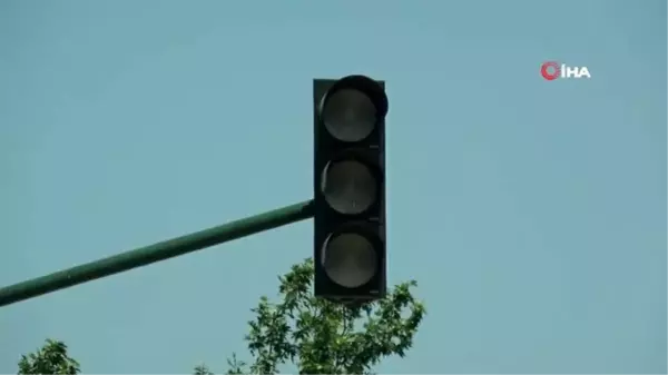 Elektrikler kesildi, trafiğin kontrolü polislere kaldı