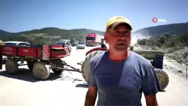 Bitmeyen yol toz yüzünden çiftçiyi isyan ettirdi, yolu traktörle trafiğe kapattılar