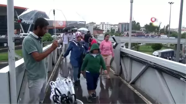 İstanbul'da vatandaşlar sağanak yağmura uyandı