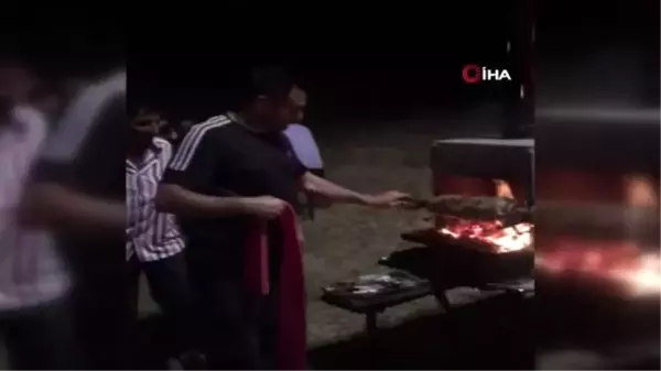 Kor ateşte yanmayı göze aldı, gözleri kapalı cağ kebap kesti