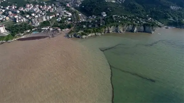 Düzce'de yaşanan sel sonrası deniz iki renk oldu