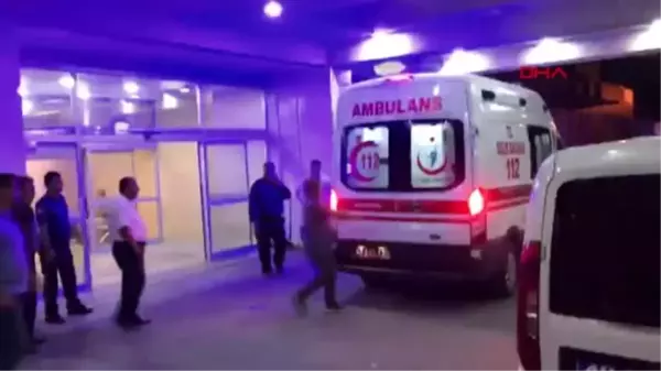 MUŞ Otomobil traktör römorkuna çarptı Aynı aileden 2 kişi öldü, 5 kişi yaralandı