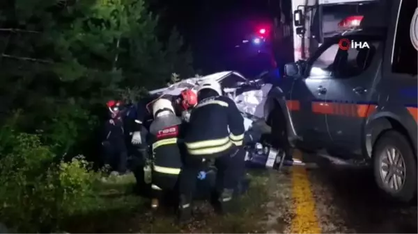 Otomobil tomruk yüklü kamyonla çarpıştı: 2 ölü, 2 yaralı