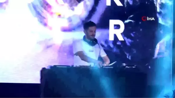 Ünlü Dj Burak Yeter: 