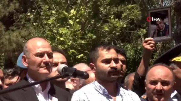 Bakan Soylu, şehidin naaşını en önde omuzladı