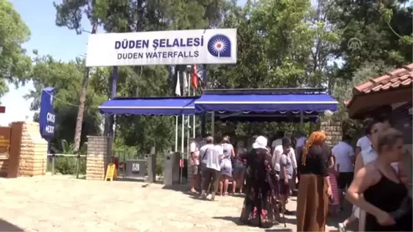 Düden Şelalesi'ne ziyaretçi ilgisi