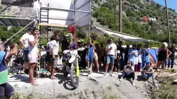 Motosikletle zipline yaptı