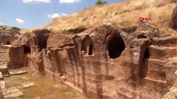 MARDİN'DE HALKA AÇIK SERGİLENEN 1500 YILLIK TOPLU MEZARLIK