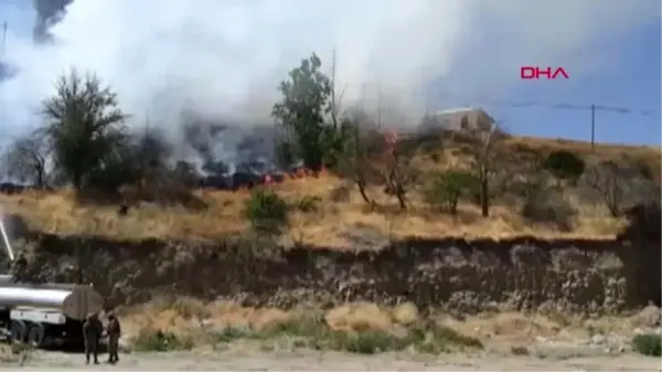 HAKKARİ ÜZÜM BAĞINDAKİ YANGINI ASKERLER SU TANKERİYLE SÖNDÜRDÜ