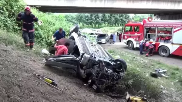 Otomobil TEM otoyolunda viyadükten uçtu: 3 yaralı