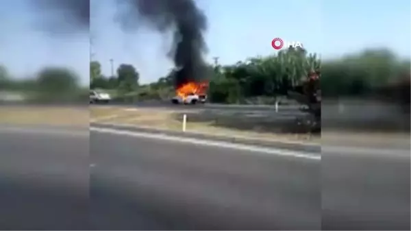 Yanan otomobilden yükselen dumanlar gökyüzünü kapladı