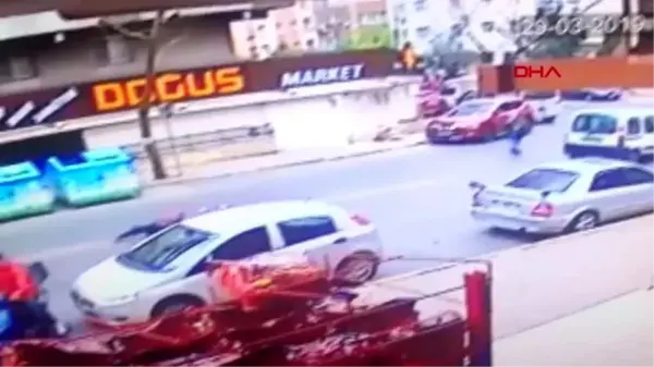 GÜNGÖREN'DE MOTOSİKLETİN KADINA ÇARPMA ANI KAMERADA