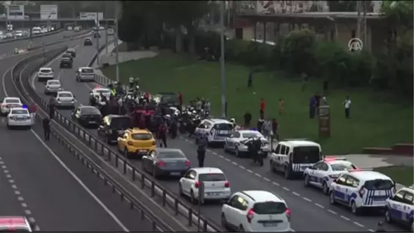 Motosikletle duran araca çarpan 2 polis yaralandı