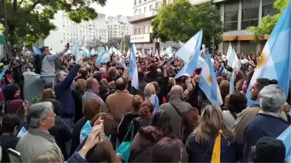 Halk hükümete destek olmak için sokağa döküldü