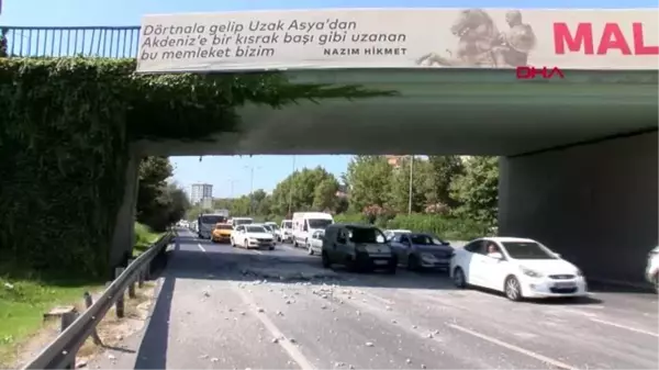 Esenler'de kamyon üst geçide takıldı, arkadan gelen motorsikletli kıl payı kurtuldu