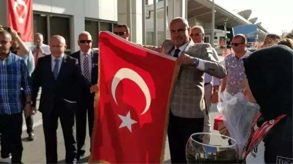 Turhan Çömez Türkiye'ye döndü