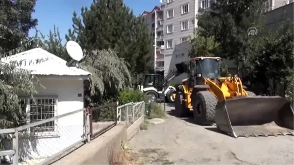 Elektriği kesilen belediye VEDAŞ binasını mühürledi