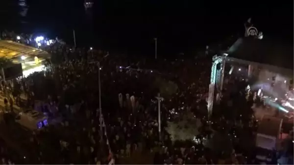 Hande Yener Kuşadası'nda konser verdi