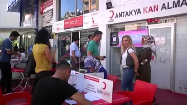 Hatay kan bağışı yapan vatandaşlara kitap dağıtıldı