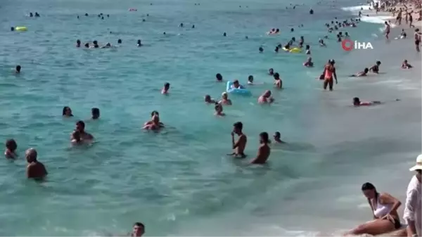 Alanya plajlarındaki yoğunluk sürüyor