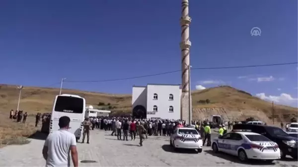 Diyarbakır'daki terör saldırısının sivil şehitleri son yolculuklarına uğurlanıyor (3)