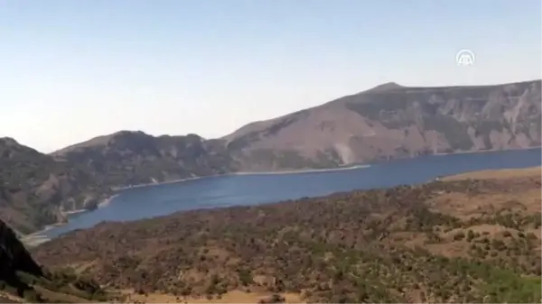 Nemrut Krater Gölü görenleri büyülüyor