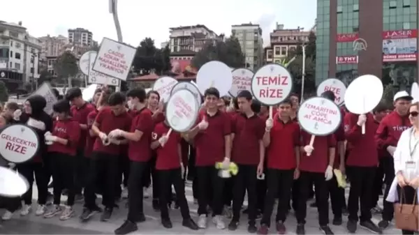 Çevre temizliğine dikkati çekmek için çöp topladılar