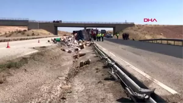 Kırıkkale tır devrildi, dorsedeki ürünler yola saçıldı