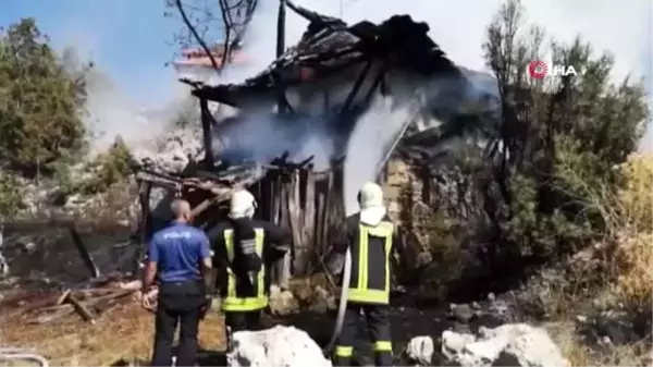 İtfaiye eri evden çıkarmaya çalıştığı şahıslarla birlikte kendi canını son anda kurtardı