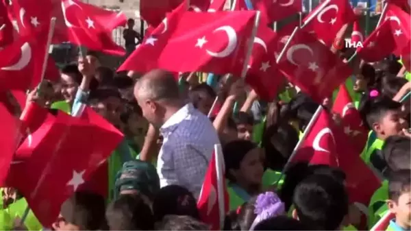 Başkan Tahmazoğlu, öğrencilerle birlikte çöp topladı