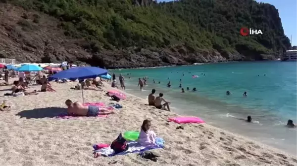 Alanya'ya kış gelmek bilmiyor...Sahiller tıklım tıklım