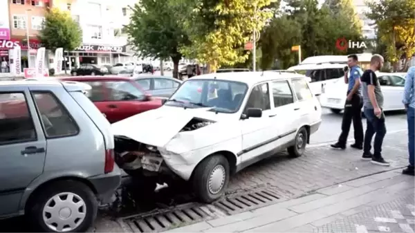 Kaza yapan araç sürücüsü otomobili bırakıp kaçtı