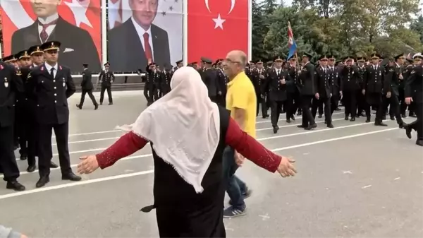 Gözü yaşlı anne, yüzlerce asker arasından oğlunu aradı