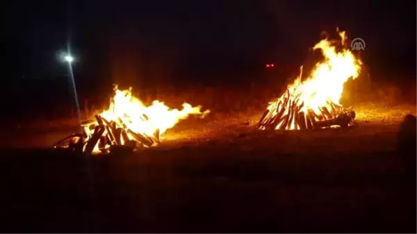 Birlikteliğe dikkati çekmek için üzerine boya döktü