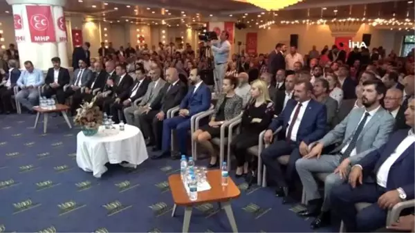 Partilerinden ayrılan İYİ Partililer rozet takarak MHP'ye geçti