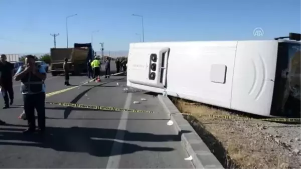 Yolcu midibüsü devrildi: 26 yaralı